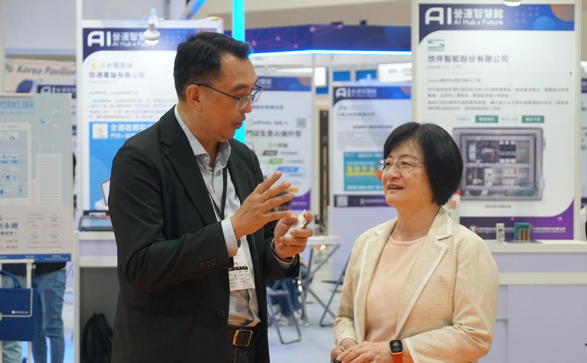 首屆ISMEE 2025登場 中原大學育成中心引領產學共榮創新 3 04 中原大學產學營運處總監高靖航向經濟部中小及新創企業署副署長戴婉蓉說明展出亮點