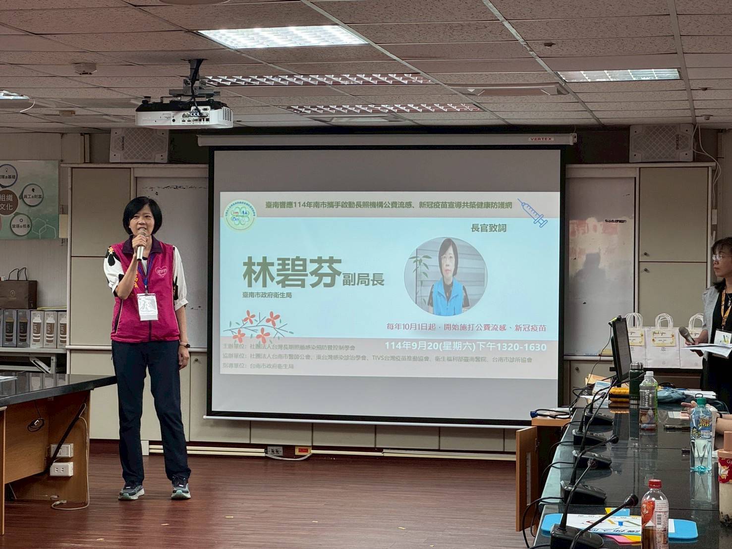 南市攜手啟動長照機構公費流感、新冠疫苗宣導 共築健康防護網 2 1 2 8