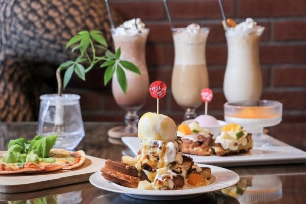 全新研發的金磚鬆餅系列，外酥內軟，多層次口感，並以美觀的堆疊、華麗的擺盤創造人氣。圖/業者提供