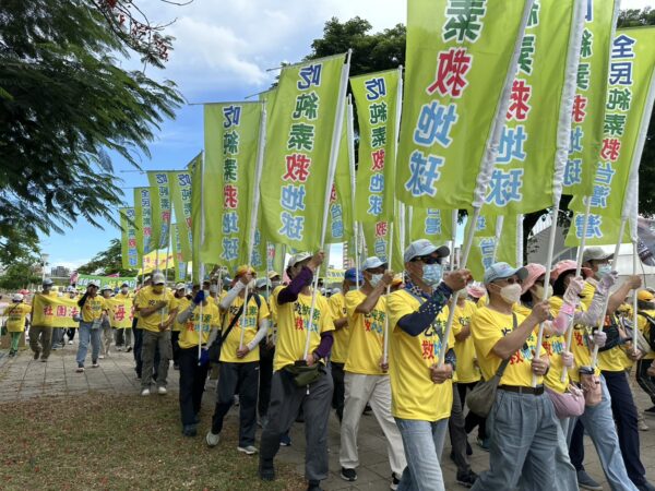 上千名民眾從鳳山運動園區出發，舉著旗幟與標語沿光華路、青年路、中山西路及五權南路行進，展現支持純素、減碳與友善動物的決心，吸引沿途民眾關注與響應。圖/活動單位提供