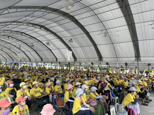 民眾席地而坐，專注聆聽立委、議員與環保團體的分享，現場氣氛熱烈，展現對純素飲食、減碳行動與動物友善立法的高度支持。圖/主辦單位提供