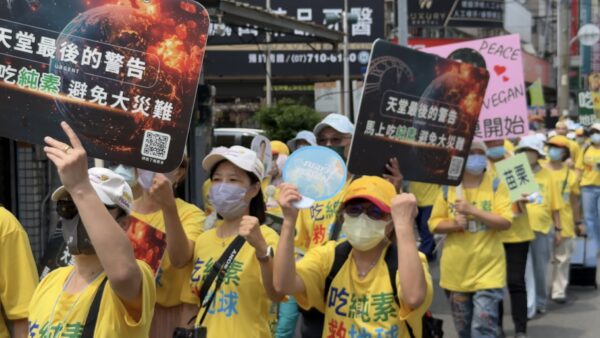 遊行隊伍舉著彩旗、標語穿越鳳山主要街道，吸引路人駐足拍照，街頭洋溢純素減碳、守護地球的熱情氛圍，形成高雄街頭最亮眼的風景線。圖/主辦單位提供