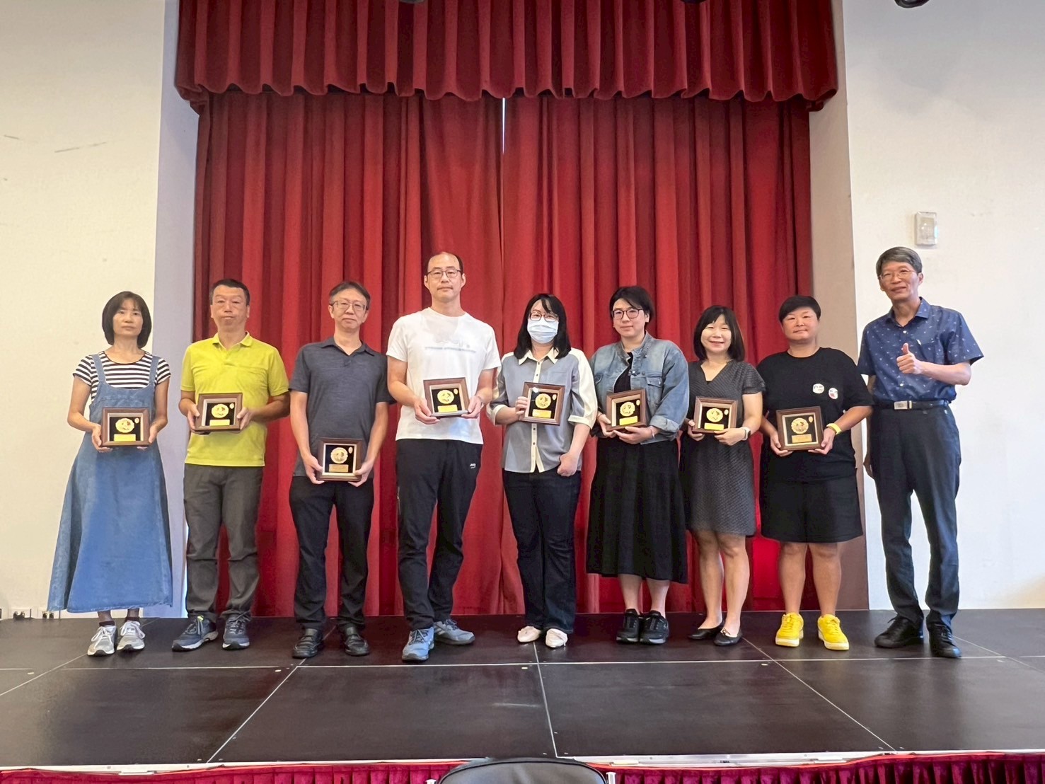 二信高中教師節前夕董事長王盈之送禮物祝健康 5 LINE ALBUM %EF%BC%8820250922%EF%BC%89114%E5%AD%B8%E5%B9%B4%E5%BA%A6%E6%95%99%E5%B8%AB%E7%AF%80%E9%A0%92%E7%8D%8E%E5%85%B8%E7%A6%AE 250922 2