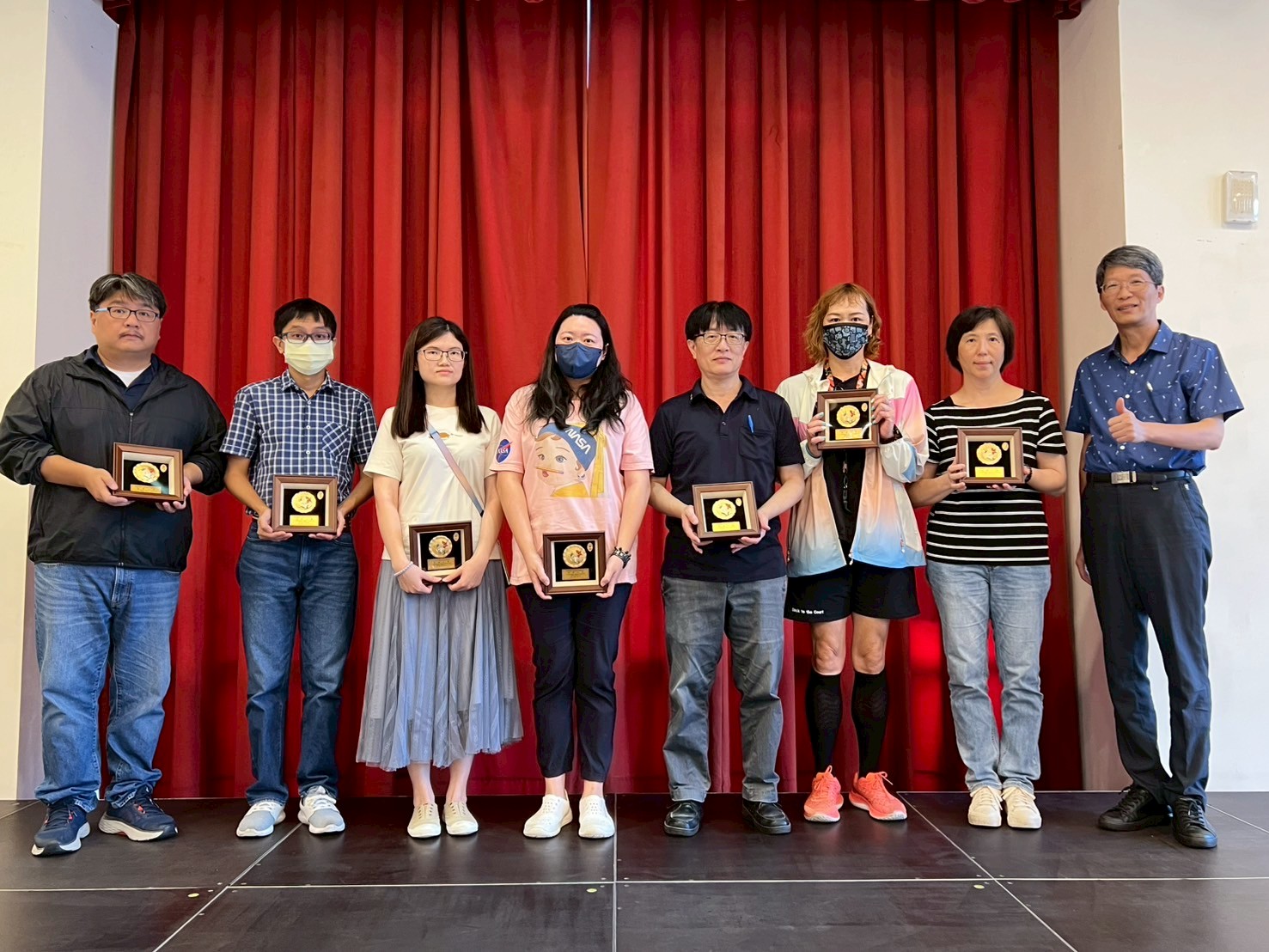 二信高中教師節前夕董事長王盈之送禮物祝健康 6 LINE ALBUM %EF%BC%8820250922%EF%BC%89114%E5%AD%B8%E5%B9%B4%E5%BA%A6%E6%95%99%E5%B8%AB%E7%AF%80%E9%A0%92%E7%8D%8E%E5%85%B8%E7%A6%AE 250922 3