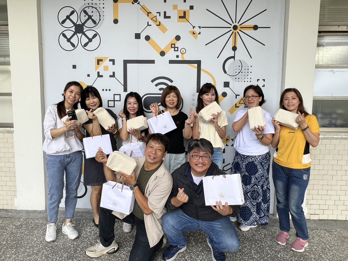 二信高中教師節前夕董事長王盈之送禮物祝健康 3 S 6651920