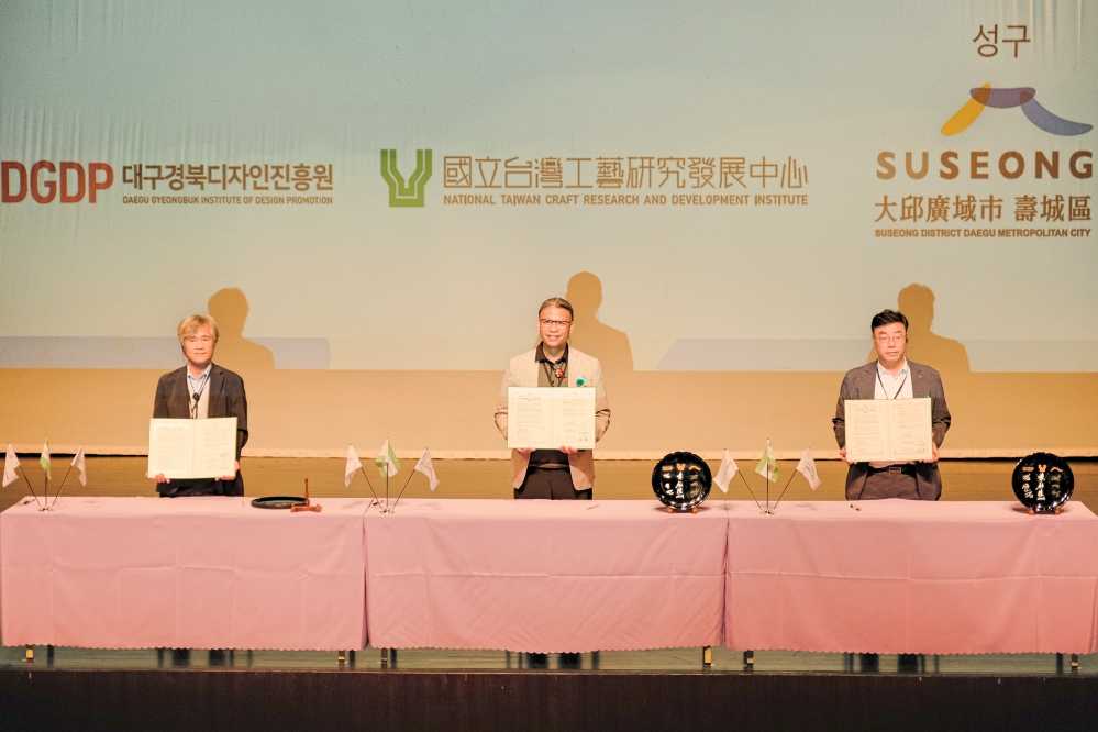 - 報新聞 Mega News 圖1工藝中心與韓國大邱市壽城區以及慶北設計振興院簽署合作備忘錄由左至右分別為大邱慶北設計振興院金允集院長工藝中心陳殿禮主任以及壽城區代表鄭珍相團長 Fotor