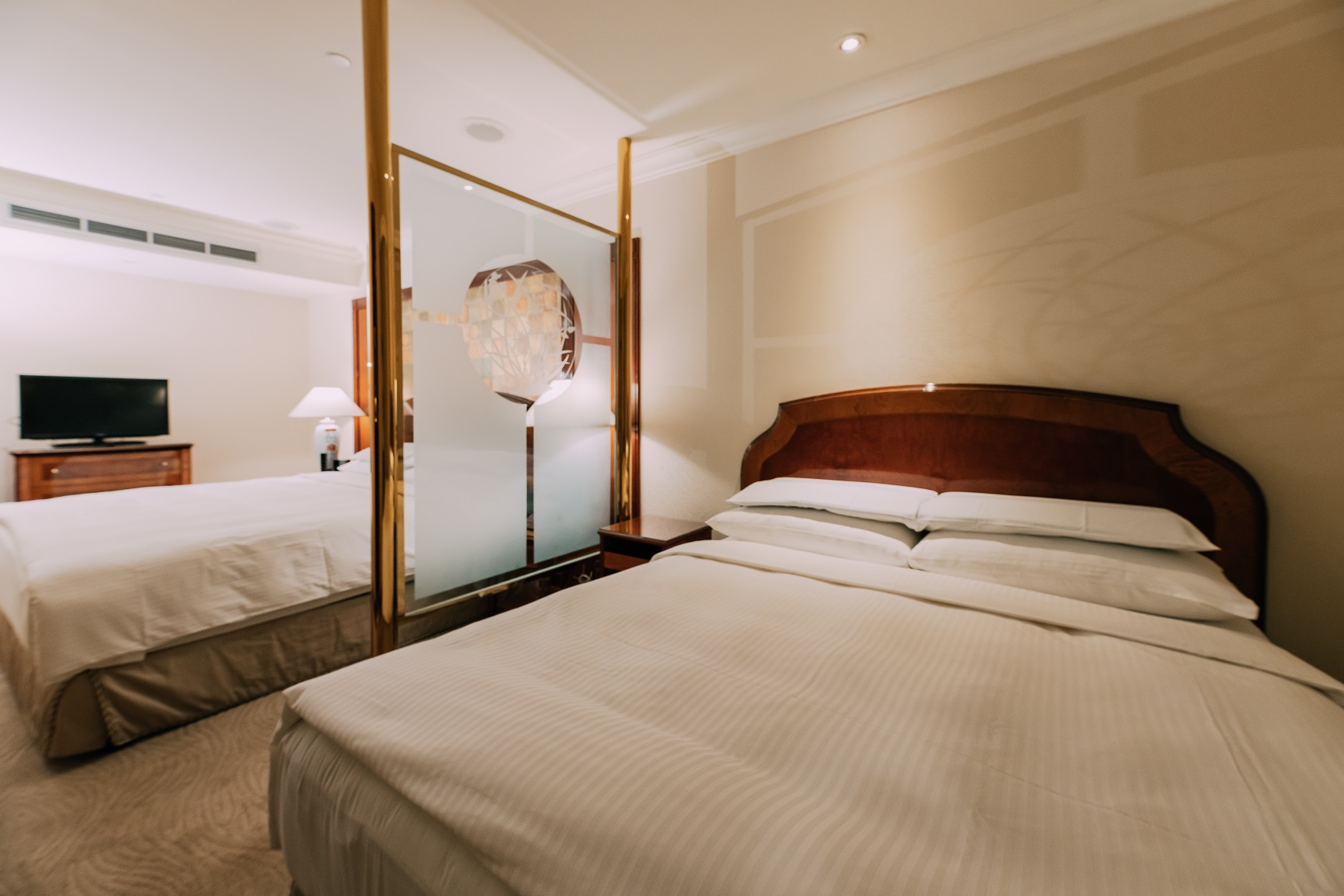 圖說四持兩張聯合住宿券即可入住長榮桂冠酒店台北約20坪的豪華家庭套房客廳及臥室分開的設計提供舒適寬敞的休憩空間深獲家庭旅客青睞 - 報新聞 Mega News 圖說四持兩張聯合住宿券即可入住長榮桂冠酒店台北約20坪的豪華家庭套房客廳及臥室分開的設計提供舒適寬敞的休憩空間深獲家庭旅客青睞