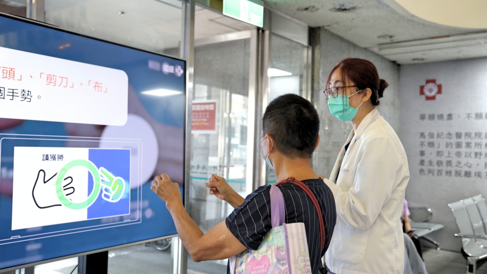 - 報新聞 Mega News 復健科今年導入Switch 遊戲設備協助個案在家中進行運動與大腦活化訓練藉由趣味化與挑戰性的益智活動提升認知功能並延緩退化活動當日亦提供現場體驗深受民眾好評 Fotor 4