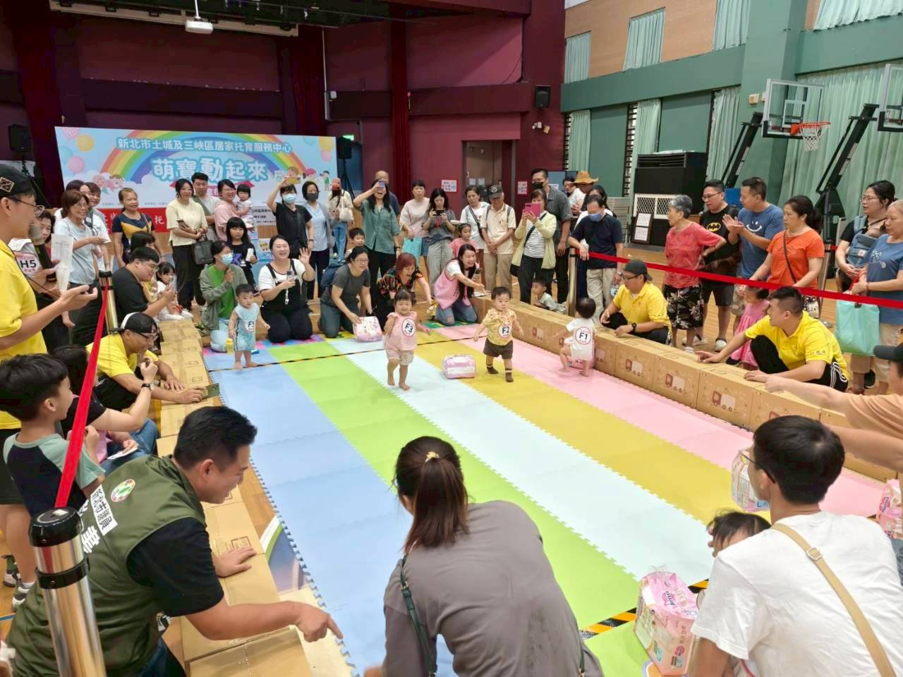 活動中寶寶搬尿布搬著搬著寶寶就把尿布丟一旁急著媽媽在一旁呼叫