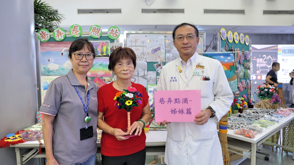 - 報新聞 Mega News 活動現場文章提及高齡姊妹的妹妹帶著自己的手作與繪畫作品與院長合影見證她們持續學習勇敢迎向新生活的成果 Fotor 4