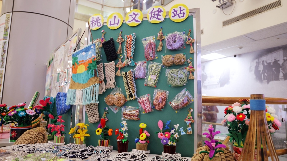 - 報新聞 Mega News 活動現場設有靜態攤位展出巷弄長照站及桃山文健站的長者們的手工藝繪畫傳統編織等多元作品充分展現學習成果與生命力2 Fotor 4