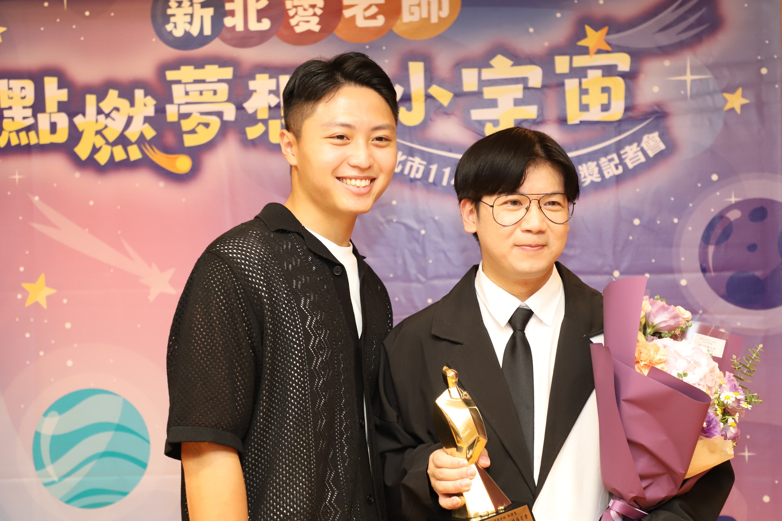 新北6位獲師鐸獎老師 不氣餒地用教育力量 翻轉孩子人生 10 淡水高工鄭煒儒老師右為當年的李嘉峻同學左找到自信擺脫天天中午才到校的翹