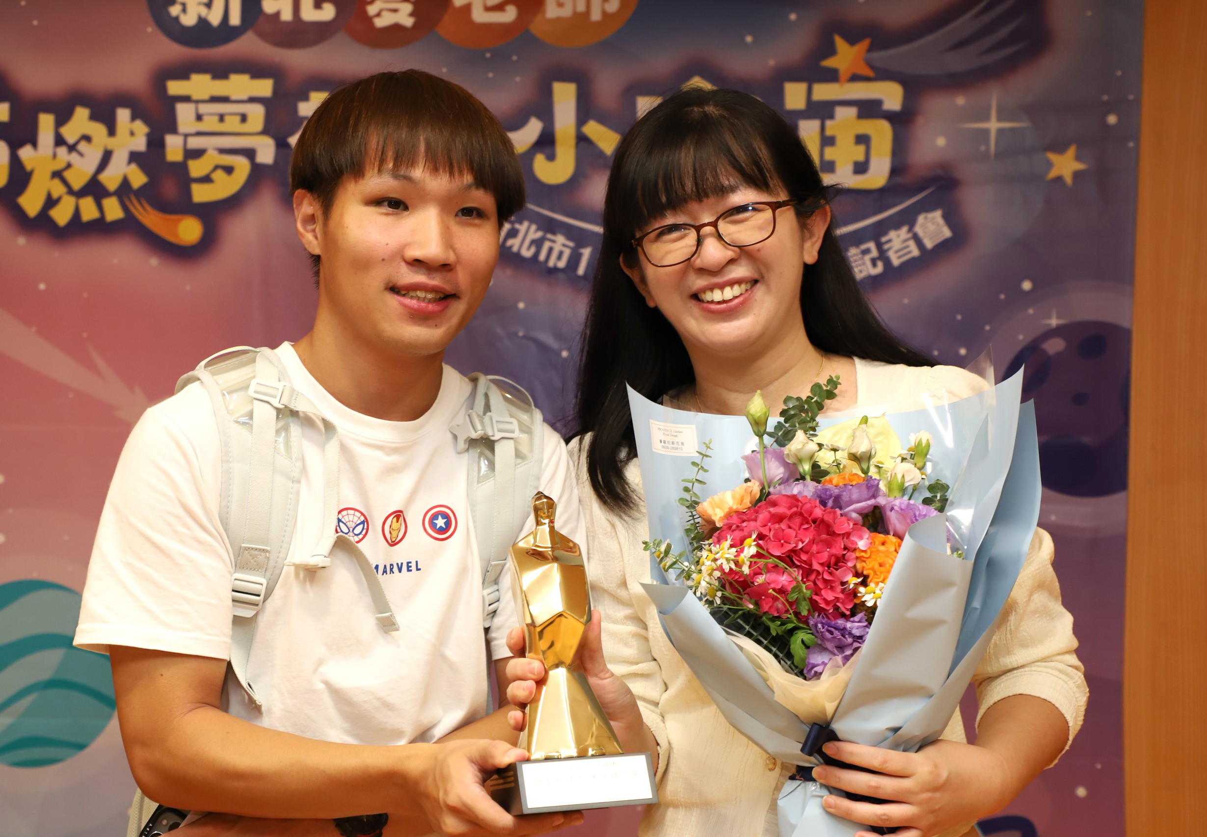 新北6位獲師鐸獎老師 不氣餒地用教育力量 翻轉孩子人生 8 牡丹國小主任徐愛鈞右初任教時慧眼識才拉著常惹麻煩卻擁有絕佳音感的江張才同學