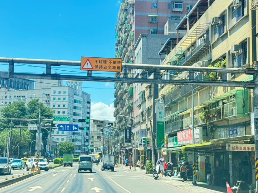 %E8%B7%AF%E5%8F%A3%E8%A8%AD%E7%BD%AE%E3%80%8C%E4%B8%8D%E8%B6%85%E9%80%9F%E3%80%81%E4%B8%8D%E6%90%B6%E5%BF%AB%E3%80%81%E4%BF%9D%E6%8C%81%E5%AE%89%E5%85%A8%E8%B7%9D%E9%9B%A2%E3%80%8D%E6%A8%99%E8%AA%8C%E5%91%8A%E7%A4%BA%E7%89%8C