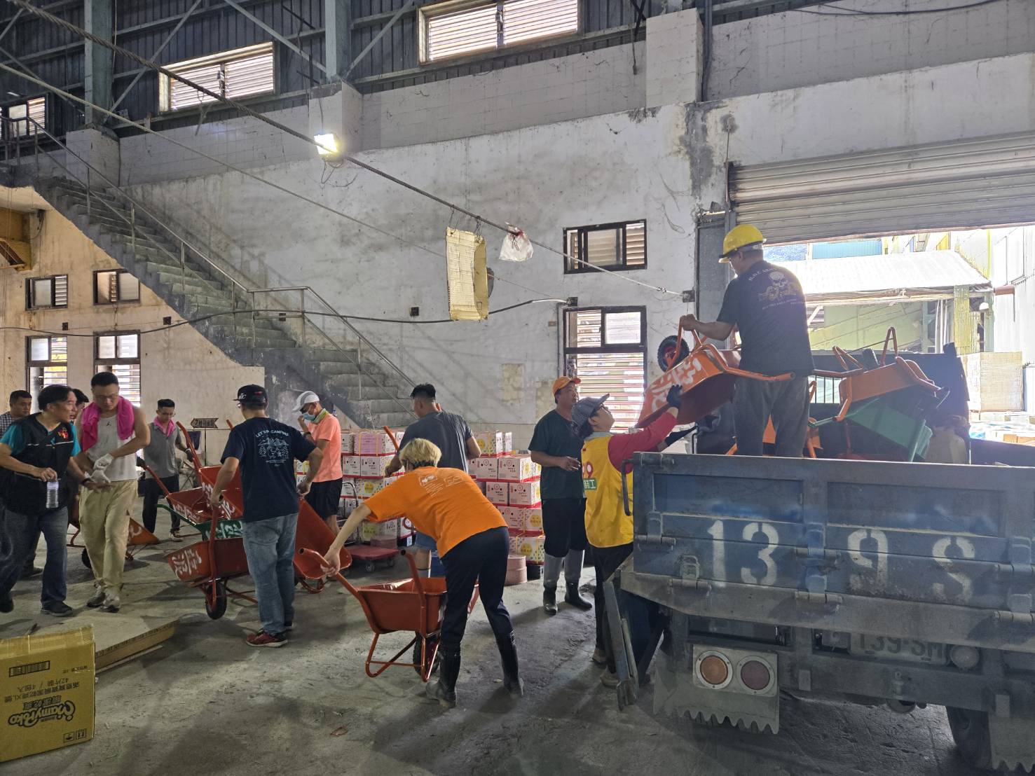 亞泥捐贈獨輪車協助災後清理家園