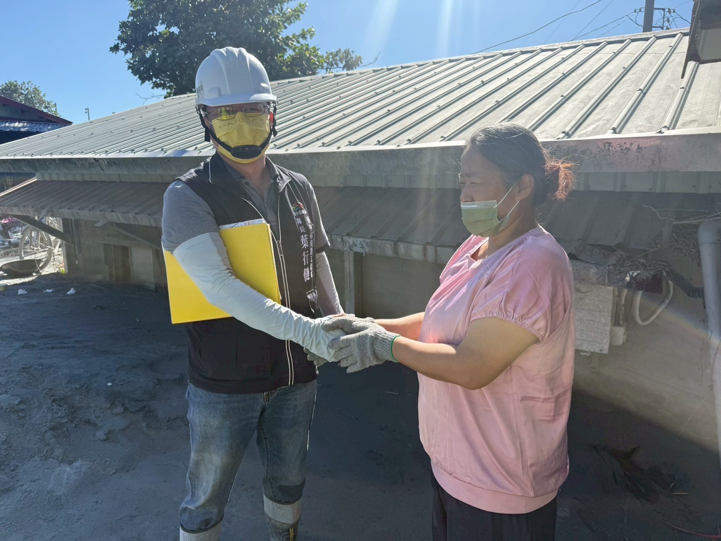 台中隊續馳援花蓮! 中市府救災團員舉家入志工「鏟子超人」行列 義舉當地民眾動容 9 受災鄉親激動表示 看見台中隊到來 心裡終於踏實 0