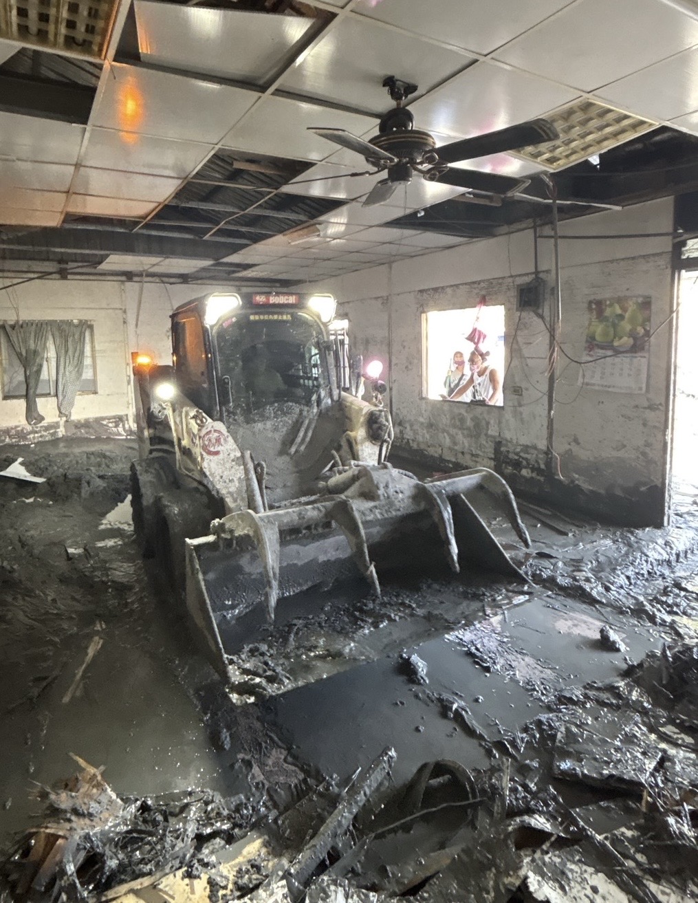 台中隊續馳援花蓮! 中市府救災團員舉家入志工「鏟子超人」行列 義舉當地民眾動容 7 台中隊了解居民受災情況 並立即調度人力與機具展開清理 0