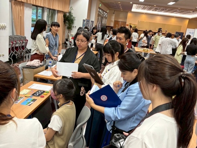 圖一東吳大學凱比機器人跨域應用競賽實機展示活動現場人潮滿滿