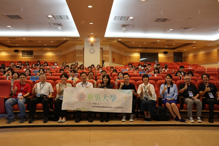 圖二東吳大學凱比機器人跨域應用競賽實機展示活動現場人潮滿滿東吳大學校長