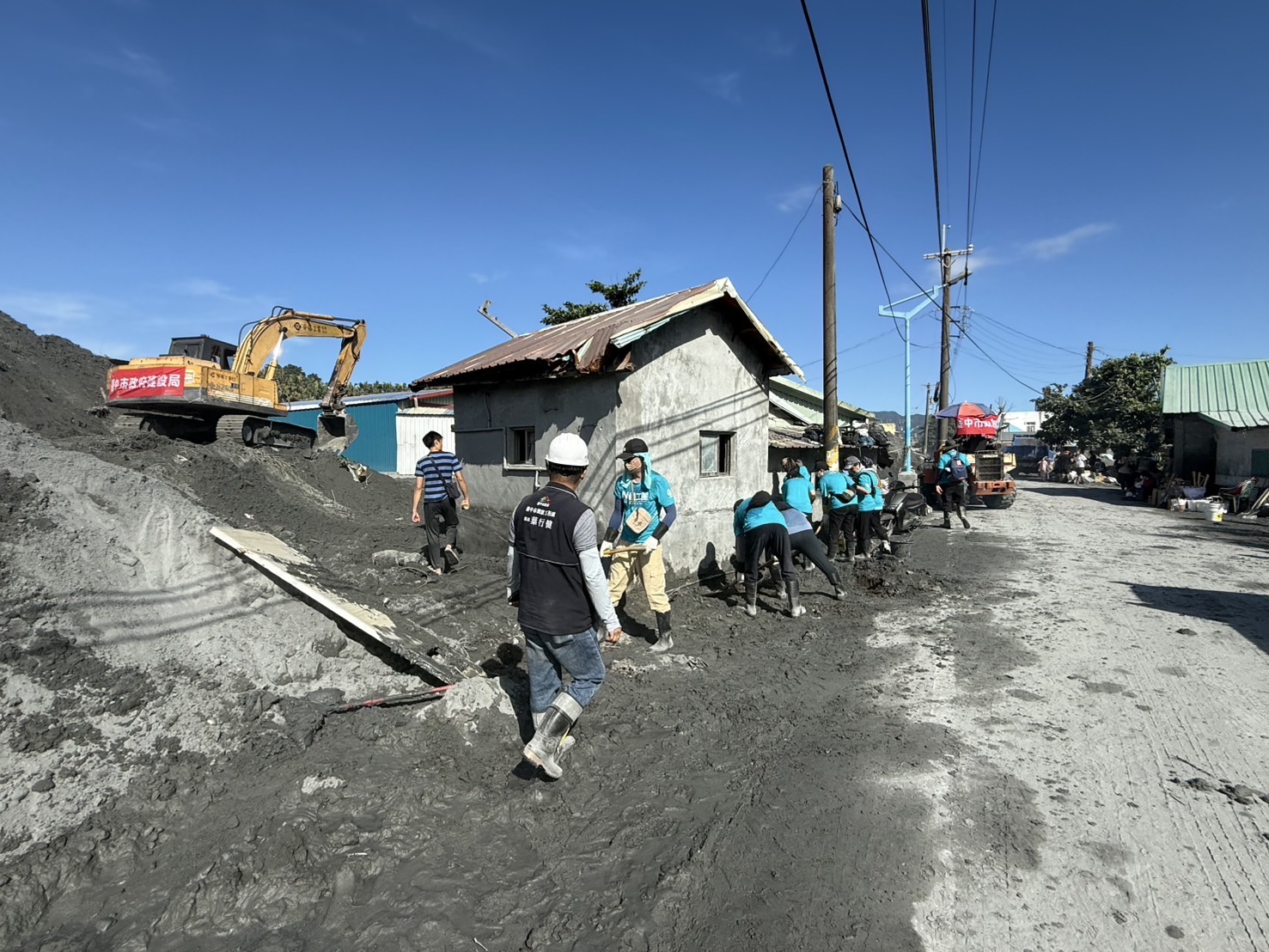 台中隊續馳援花蓮! 中市府救災團員舉家入志工「鏟子超人」行列 義舉當地民眾動容 8 救災團隊重機具與地方共同協力災後復原 0