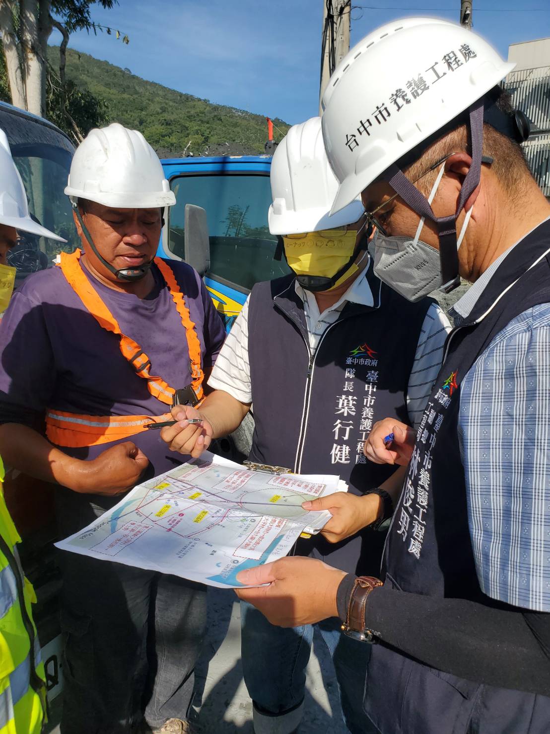 台中隊續馳援花蓮! 中市府救災團員舉家入志工「鏟子超人」行列 義舉當地民眾動容 6 新舊指揮官針對現場災情 機具調度與後續清理重點逐一說明 0