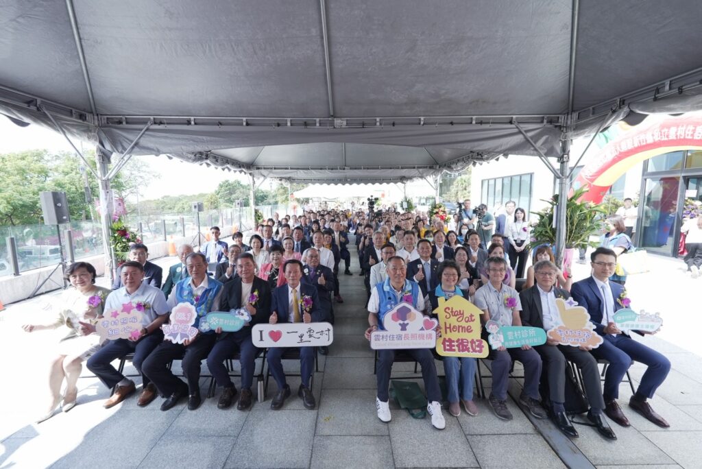 %E9%9B%B2%E6%9D%91%E4%BD%8F%E5%AE%BF%E9%95%B7%E7%85%A7%E6%A9%9F%E6%A7%8B %E9%96%8B%E5%B9%95%E8%A8%98%E8%80%85%E6%9C%83%EF%BC%8C%E8%88%87%E6%9C%83%E9%95%B7%E5%AE%98%E5%92%8C%E8%B2%B4%E8%B3%93%E9%80%B2%E8%A1%8C%E5%A4%A7%E5%90%88%E7%85%A7%E3%80%82